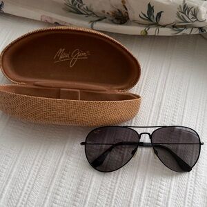 New Maui Jim “Maverick” Black Aviator Sunglasses with Case